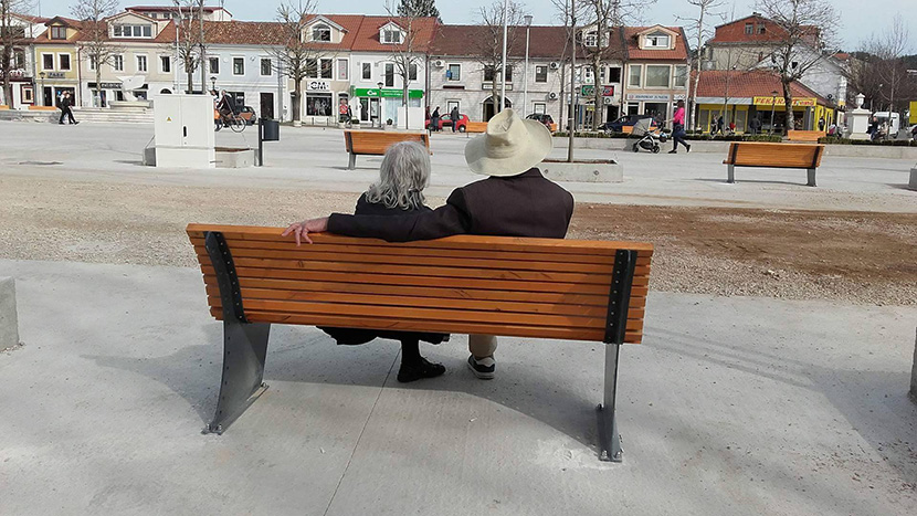 PHOTO OF THE DAY: Love is when you are sitting together on a bench, and you are at least 5 times older than her (PHOTO)