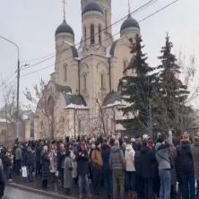 PLAČ I SKANDIRANJE ispred crkve: HILJADE LJUDI došlo da isprati ruskog revolucionara na VEČNI počinak (VIDEO)