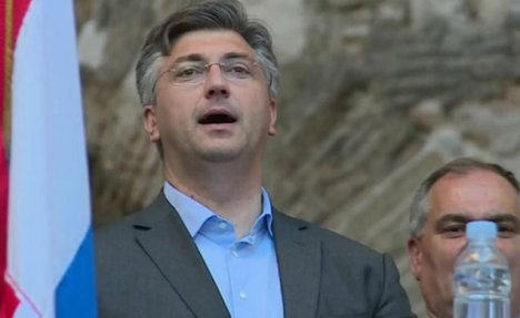 PLENKOVIĆ PEVA PESMU USTAŠE: Premijer Hrvatske na predizbornom skupu u Splitu zapevao Tompsona