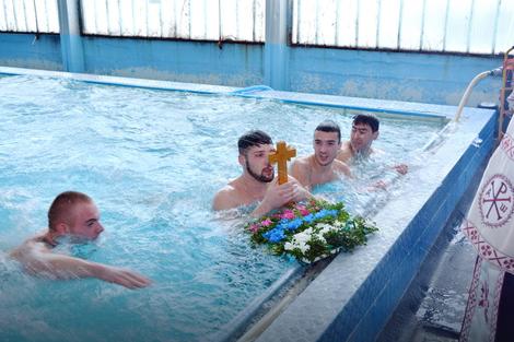 PLIVANJE U BAZENU Stevan Gašević treći put osvojio bogojavljanski krst