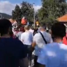 PLJEVLJA NA NOGAMA: Vernici prate sveštenika Janjića koji je krenuo u stanicu granične policije (VIDEO)