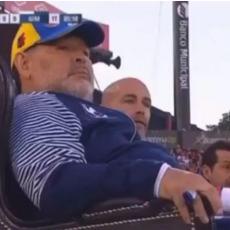 PO UGLEDU NA NAJVEĆE BOSOVE: Maradona iz SPECIJALNE fotelje gledao kako njegov tim DEMOLIRA rivala (VIDEO)