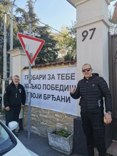 POBEDIO NAJTEŽU BITKU! Predsednik RK Partizan preležao koronu, a ispred bolnice ga sačekao transparent Grobara! FOTO