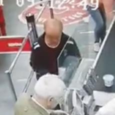POBIŠE SE KOMŠIJE! Hit snimak dva starija čoveka koji se biju na kasi - a onda utrčava PRODAVAČICA! (VIDEO)