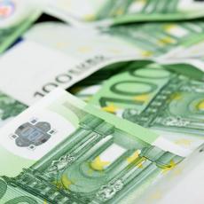 POČELA JE ISPLATA: Na račune POLA MILIONA građana danas je leglo 100 evra