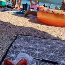 POČELA SEZONA PARADAJZ TURIZMA! Devojka objavom sa plaže u Crnoj Gori razbesnela SRPSKE TURISTE