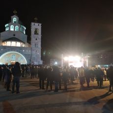 POČELO OKUPLJANJE GRAĐANA U PODGORICI: Veliki broj ljudi kreće na proteste  od hrama Hristovog vaskrsenja 