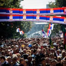 POČEO PROTEST U KOSOVSKOJ MITROVICI: Narod u velikom broju kod spomenika CARU LAZARU, vijore se ZASTAVE SRBIJE