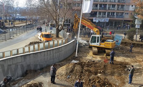 POČELI RADOVI U SEVERNOJ MITROVICI: Danas izgradnja betonske strukture umesto zida