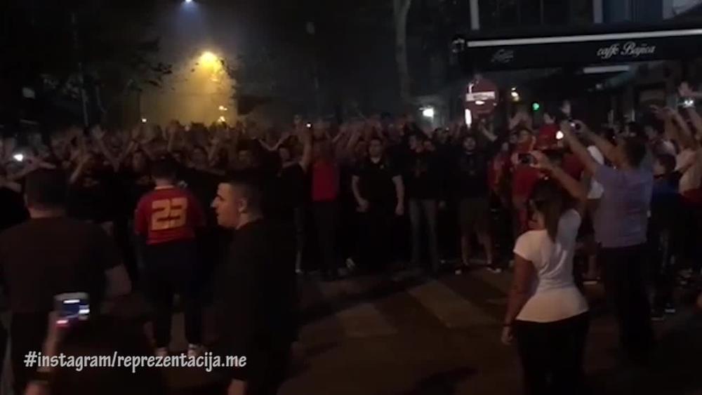 PODGORICA GORI: Crnogorski navijači u korteu stigli na stadion uz grmljavinu i bakljadu (VIDEO)