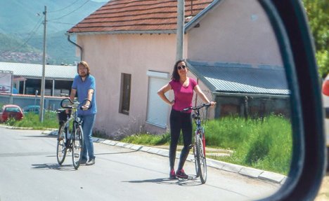PODUHVAT: Biciklom idu 1.600 kilometara da odaju počast logorašima