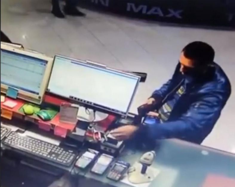 POGLEDAJTE KAKO JOJ JE ISPRED NOSA UKRAO TELEFON: Ovog lopova ni kamere nisu sprečile da krene u pljačku! (VIDEO)