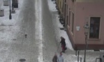 POGLEDAJTE:Niko da pomogne baki da na poledici pređe ulicu (VIDEO)