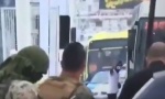 POGLEDAJTE ŠOKANTAN KRAJ DRAME NA MOSTU: Otmičar pretio da će da zapali autobus sa ljudima, ubio ga snajperista (VIDEO)