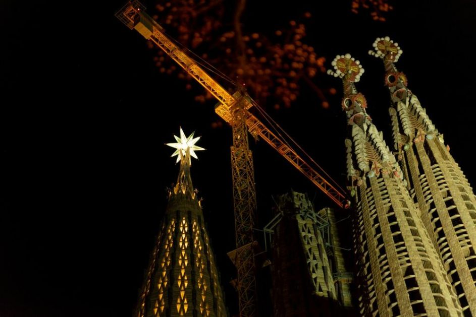 POGLEDAJTE SPEKTAKL U BARSELONI: Otvoren prvi toranj Gaudijeve Sagrade Familije nakon 45 godina FOTO, VIDEO