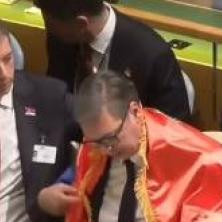 POGLEDAJTE TRENUTAK KADA JE VUČIĆ OGRNUO TROBOJKU: Predsednik Srbije raširio srpsku zastavu u Ujedinjenim nacijama (VIDEO)