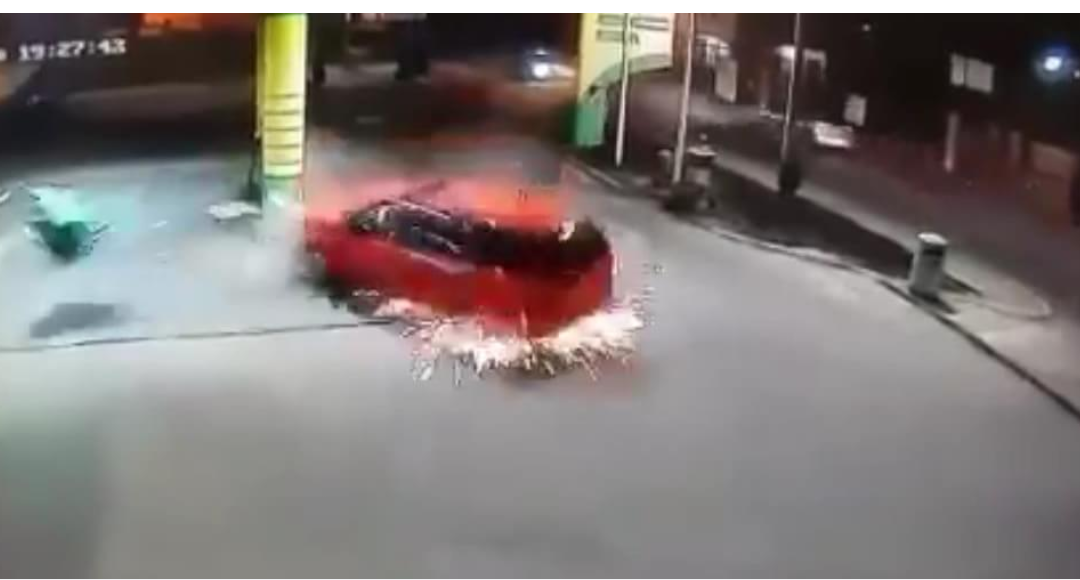 POGLEDAJTE trenutak kada automobil udara u benzinsku pumpu u Novom Pazaru (VIDEO)