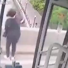 POJAVIO SE JEZIVI SNIMAK UŽASA: Žena sa detetom u naručju skače sa mosta, a herojski čin ovog čoveka će se prepričavati (VIDEO)