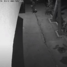POJAVIO SE SNIMAK ZLOČINA: Nepoznata osoba u pola noći postavila i aktivirala eksplozivnu napravu (VIDEO)
