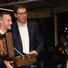 POKLON KOJI ĆE DUGO PAMTITI: Aleksandar Vučić uručio slatki dar dobrodošlice Adamu Boleru (FOTO)
