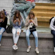 POKS: Zabraniti mobilne telefone u školama 