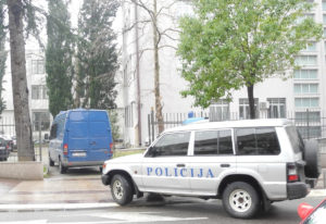 POKUŠAJ UBISTVA U TIVTU Crnogorski policajac nakon verbalnog sukoba ZAPUCAO na državljanina Srbije
