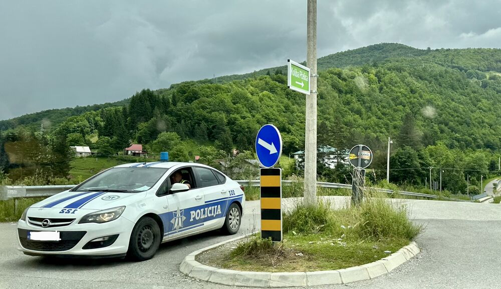 POKUŠAO DA PODMITI POLICAJCA SA 10 EVRA Uhapšen muškarac iz Srbije u Crnoj Gori