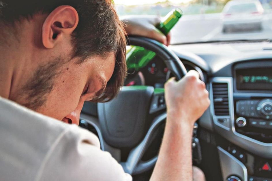POLA PIVA DOVOLJNO JE DA NADUVATE 0,5 PROMILA: Kad pijete, ne sedajte za volan!