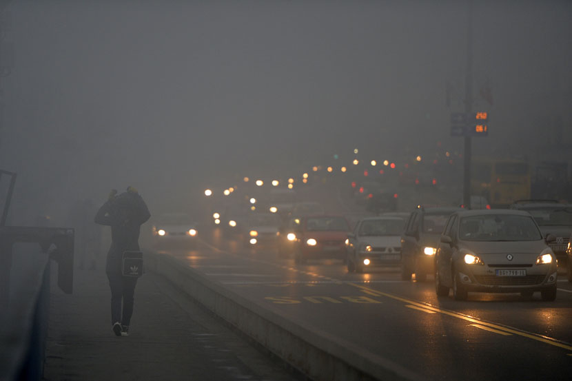 POLEDICA NA PUTEVIMA U SRBIJI: Slaba magla usporava saobraćaj