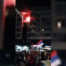 POLICIJA BLOKIRALA DEO PODGORICE: Bakljom pogođen balkon na kome se nalazila crnogorska zastava!