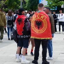 SITUACIJA NAPETA! POLICIJA BLOKIRALA MOST NA IBRU! Albanci sa zastavama OVK krenuli u Marš na sever (VIDEO)
