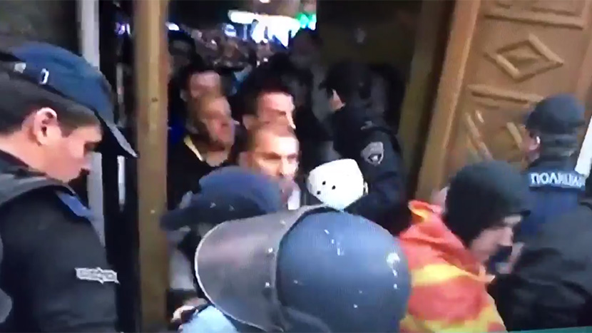 POLICIJA JE BILA UZ NAROD: Momenat koji najbolje prikazuje kako se cela Makedonija digla na noge (VIDEO)
