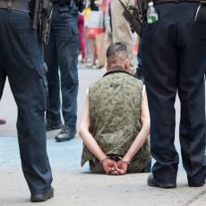POLICIJA NA TAJMS SKVERU UHAPSILA TINEJDŽERA SA KALAŠNJIKOVOM: Njujork za dlaku izbegao teroristički napad? (FOTO)