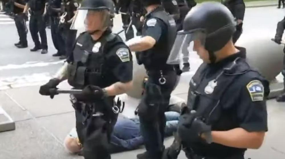 POLICIJA NASTAVLJA SA PREKOMERNOM SILOM: Udarili demonstranta i oborili ga na zemlju! Krenula mu je krv iz glave (VIDEO)