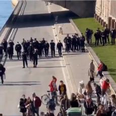 POLICIJA RASTERALA LJUDE SA OBALE SENE: Parižani ovo nikako nisu smeli da urade! (VIDEO)