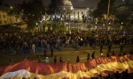 POLITIČKI HAOS U PERUU: Kongres smenio predsednika, njegove pristalice okupljene ispred zgrade (FOTO/VIDEO)