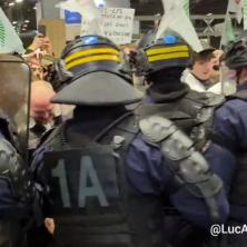 POLJOPRIVREDNICI PROBILI BARIKADE I UPALI NA SAJAM! Haos u Parizu, Makronov dolazak naterao rulju da podivlja i pobije se sa policijom (VIDEO)
