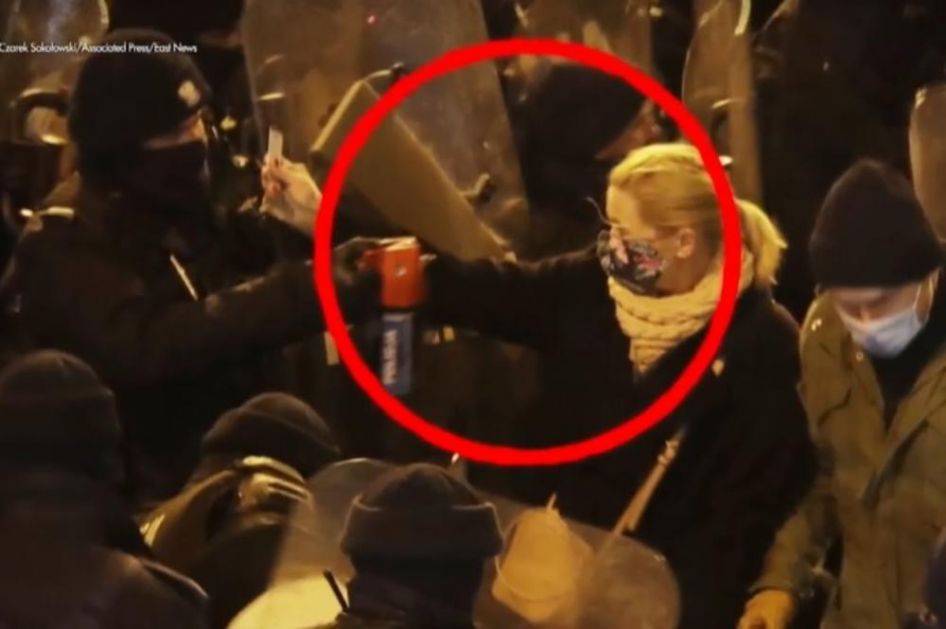 POLJSKA POSLANICA DOBILA SUZAVAC U LICE KADA JE POKAZALA DOKUMENTA: Ovo je objašnjenje policije! (VIDEO)