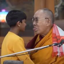 POLJUBIO DEČAKA U USTA, A ONDA MU REKAO SISAJ MI JEZIK Šokantan snimak Dalaj-lame, oglasio se nakon skandala (VIDEO)