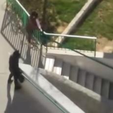 POLUDELO VREME U REGIONU: Žena pokušala da pređe most u Splitu, pogledajte šta joj je VETAR URADIO  (VIDEO)