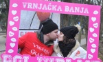 POLjUPCI NA MOSTU LjUBAVI: U Vrnjačkoj Banji održano tradicionalno takmičenje u ljubljenju (FOTO)