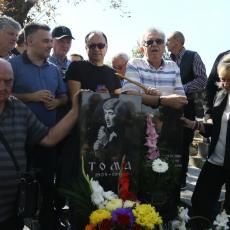 POMEN TOMI ZDRAVKOVIĆU: Udovica Gordana ZAGRLILA spomenik, a čuveni pevač ZAPLAKAO dotakavši mermer (FOTO)