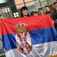 PONOS ZEMLJE - Teya Dora moćno prošetala sa Srpskom zastavom: OVAKO je reagovala publika