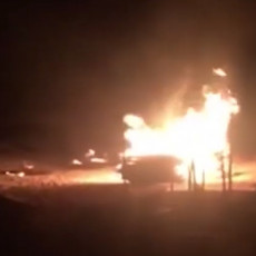 PONOVO HAOS NA ALBANSKIM PLAŽAMA: Podmetnut veliki požar, izgorelo 60 ležaljki (VIDEO)