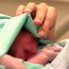 PORODILA SE NA AUTOBUSKOJ STANICI U BEOGRADU: Devojka (20) rodila dete u toaletu