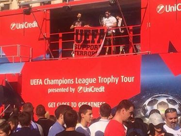 PORUKA KOJA ĆE ODJEKNUTI: Delije isprozivale UEFA na izložbi pehara LŠ u Beogradu (FOTO)
