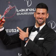 POSEBAN KAO I UVEK: Dok je Novak ponosno držao Laureus trofej OVAJ DETALJ je svima privukao pažnju!
