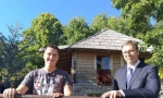 POSETA KUĆI JUNAKA: Vučić sa sinom u kući Gavrila Principa (FOTO)