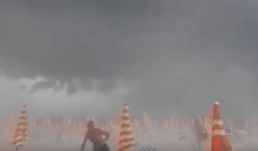POSLE GRČKE, NEVREME OJADILO I ITALIJU: Oluja čupala drveće, voda nosila kola dok je padao grad veliki kao pomorandža! (VIDEO)