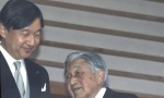POSLE TRI DECENIJE VLADAVINE: Japanski car odlazi u korist sina